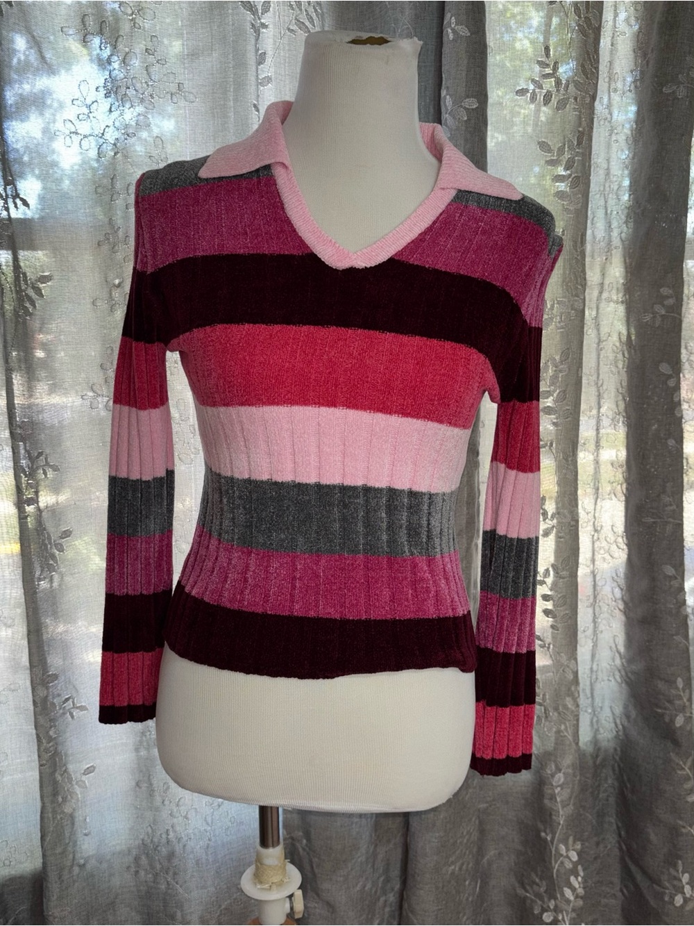 Vintage Y2K Women's Pink Striped V-Neck Ribbed Sweater